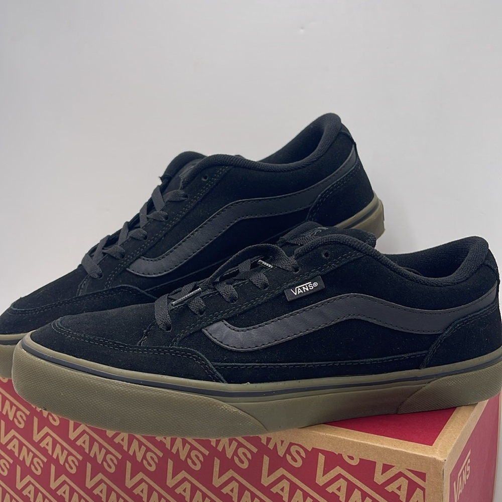 Vans Women’s Bearcat
Black/Dark Gum
VN000DT239L
Sneakers - Picture 8 of 16